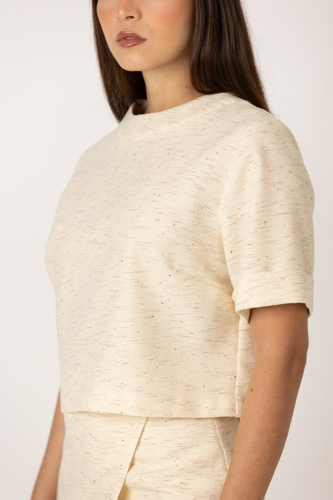 vista lateral da blusa com manga curta e caimento natural