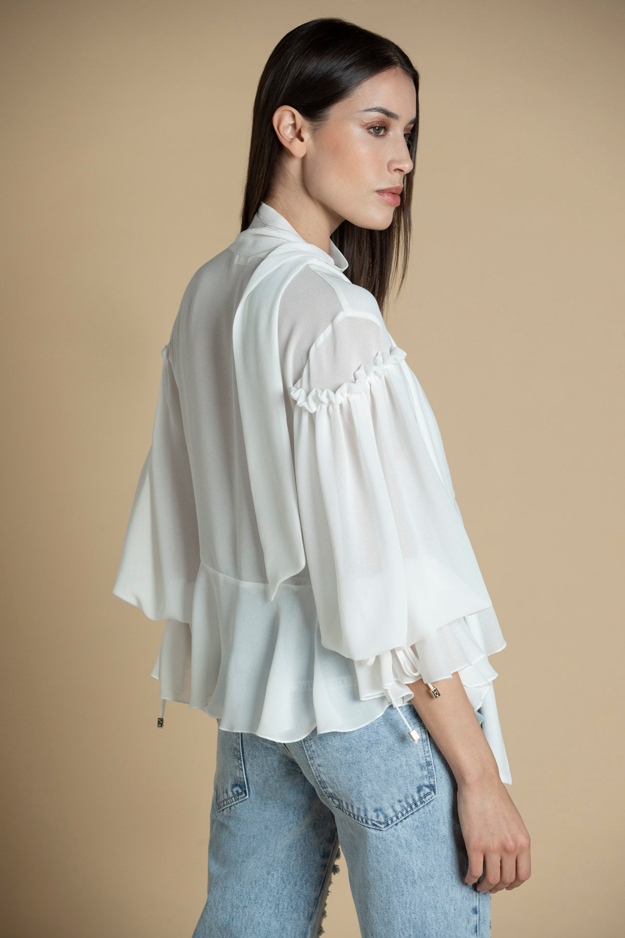 vista das costas da blusa branca com transparência e folhos