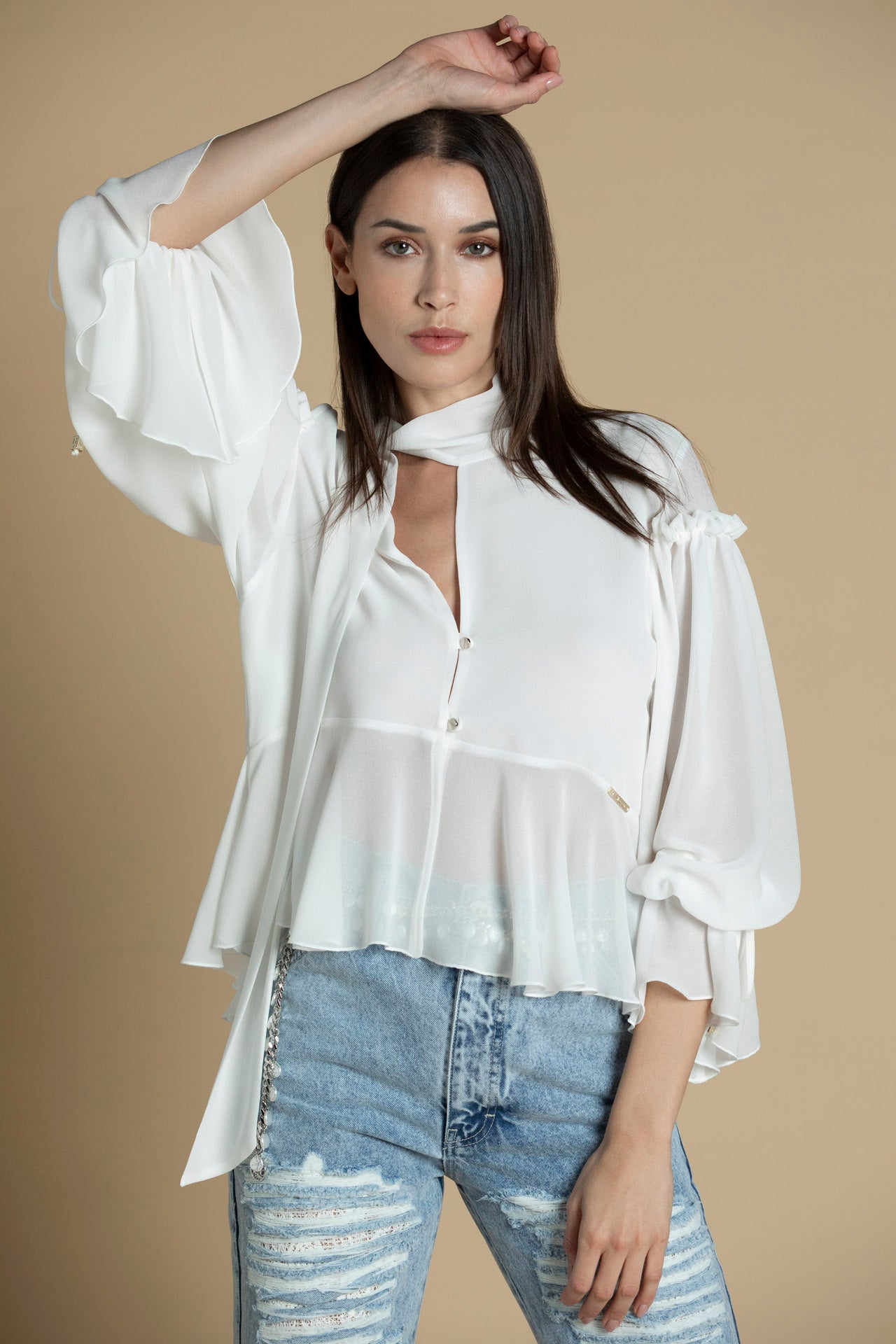 vista frontal da blusa branca com folhos e decote em bico