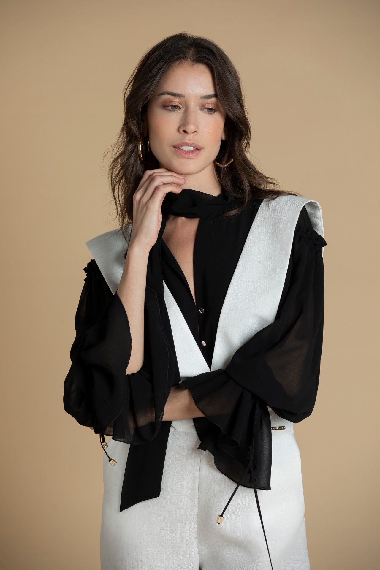 vista frontal da blusa preta com folhos e decote em bico