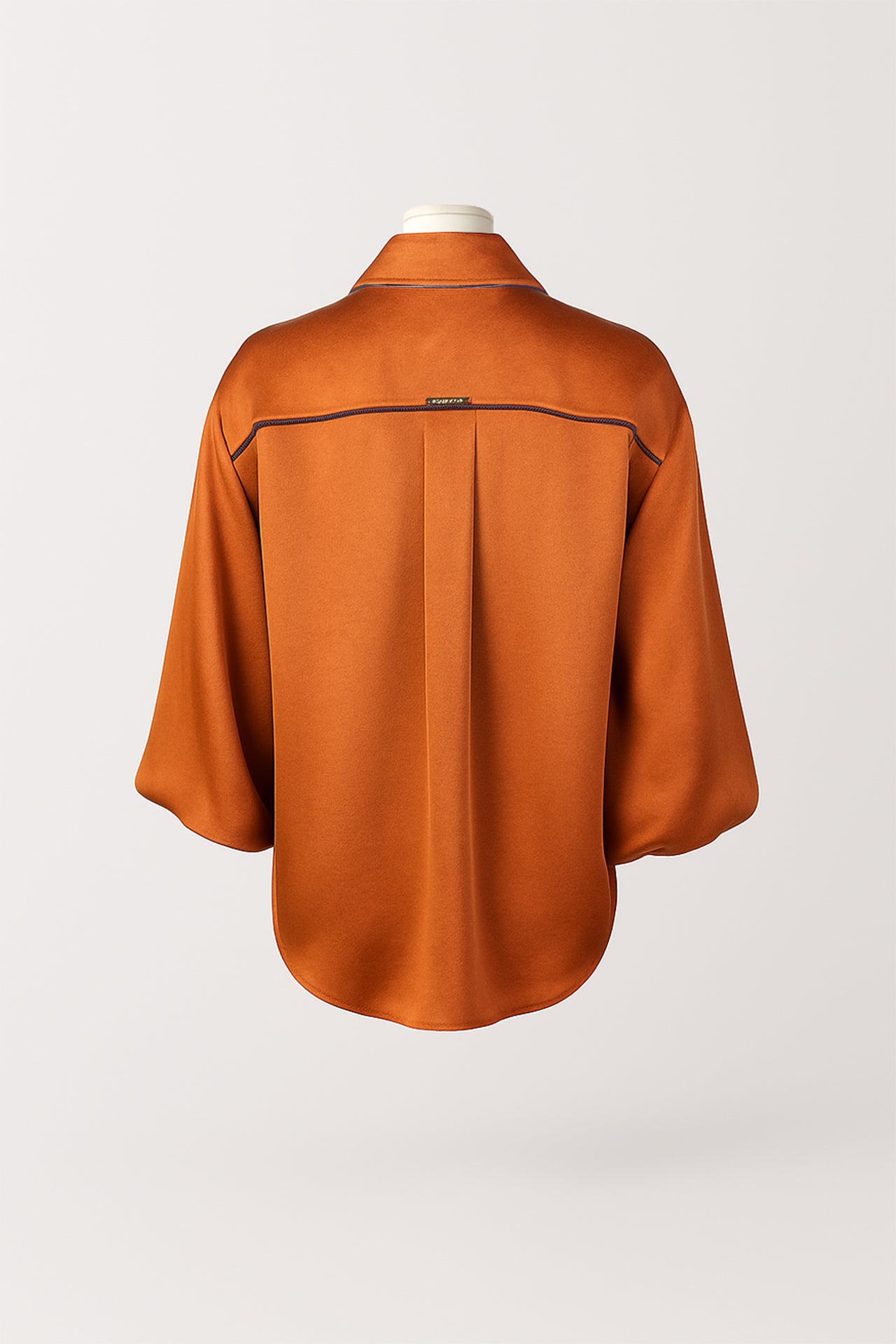 Blusa fluida com gola de lapela e mangas longas