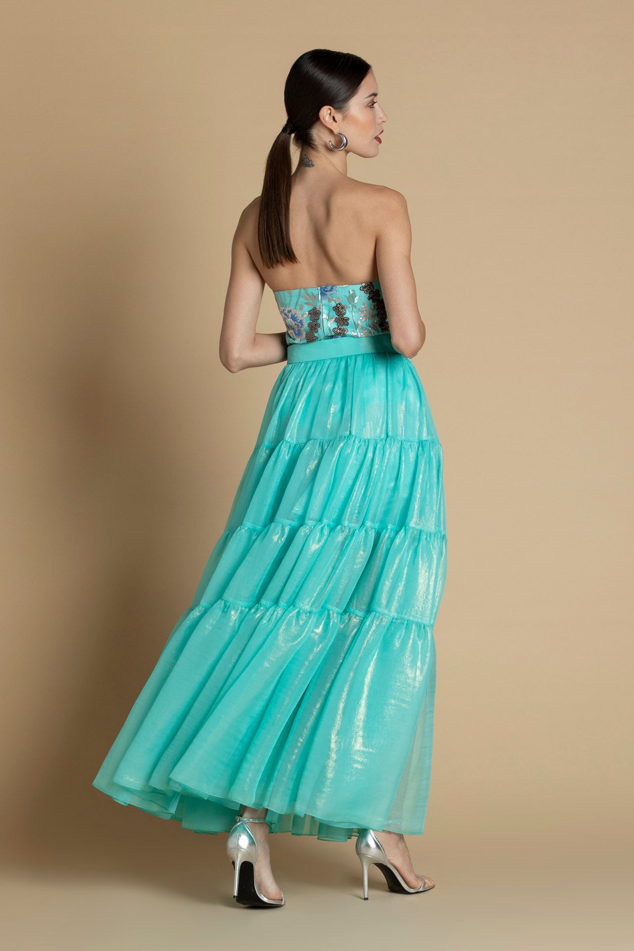 Vista de costas do body, destacando a estrutura e acabamento do modelo.