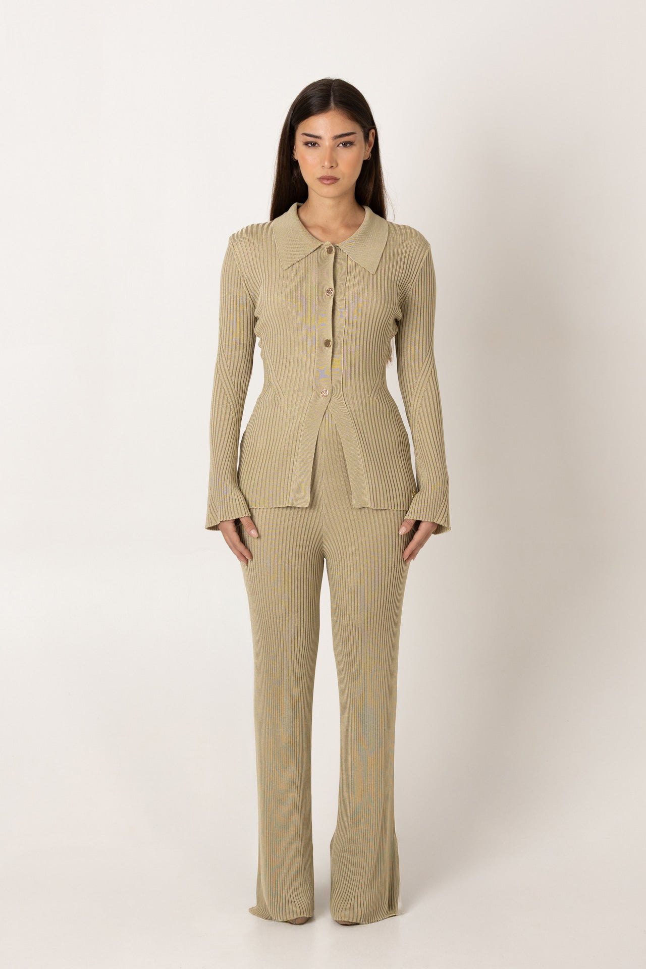 Calças de malha caneladas SH x GM bege, vista frontal.