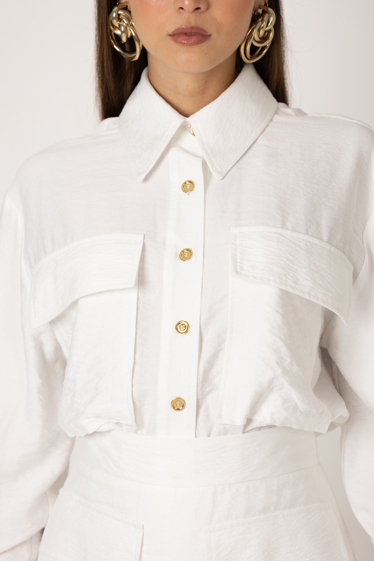 detalhe dos bolsos frontais e botões da camisa safari SH x GM