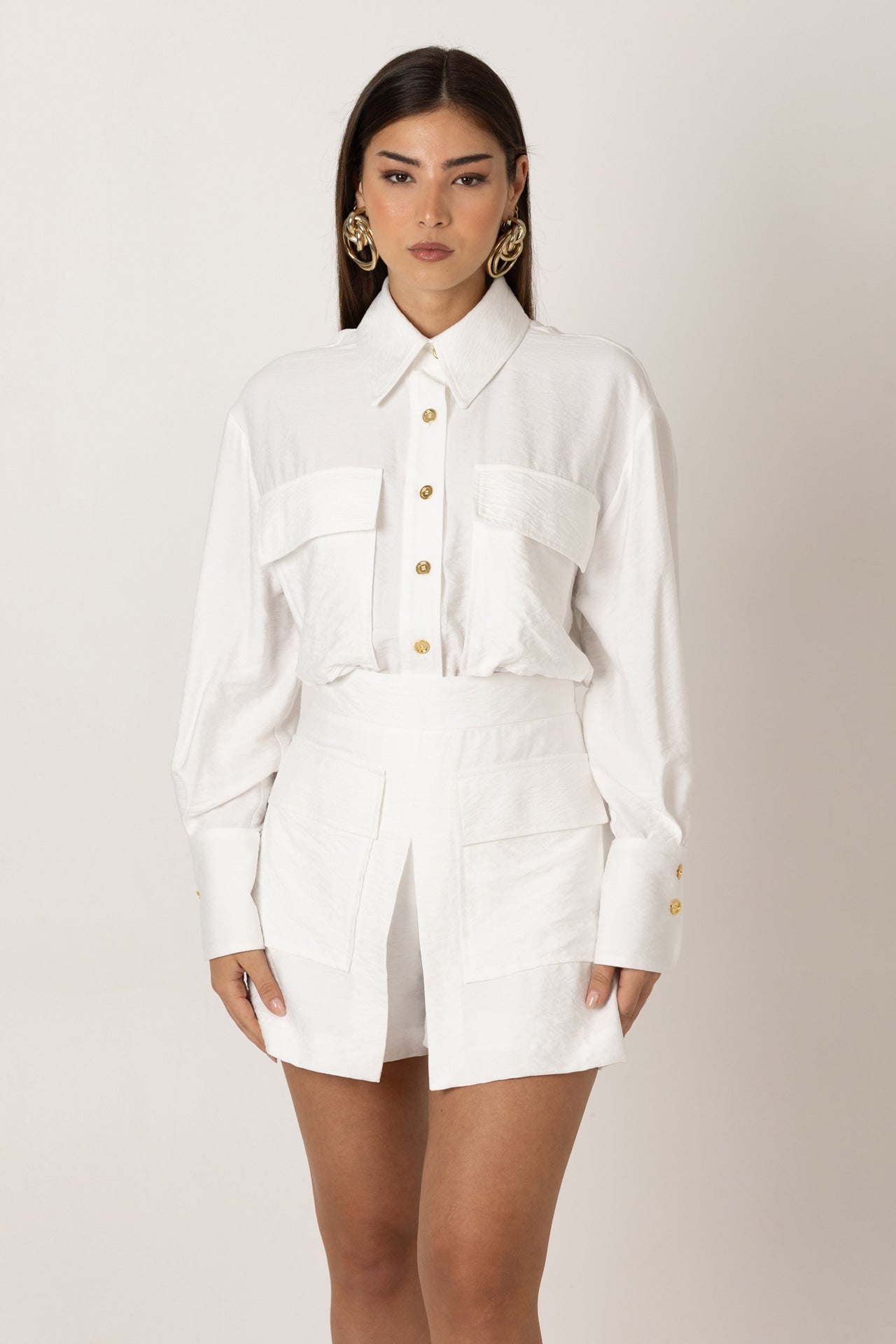 vista frontal da camisa safari com gola de lapela e bolsos com lapela