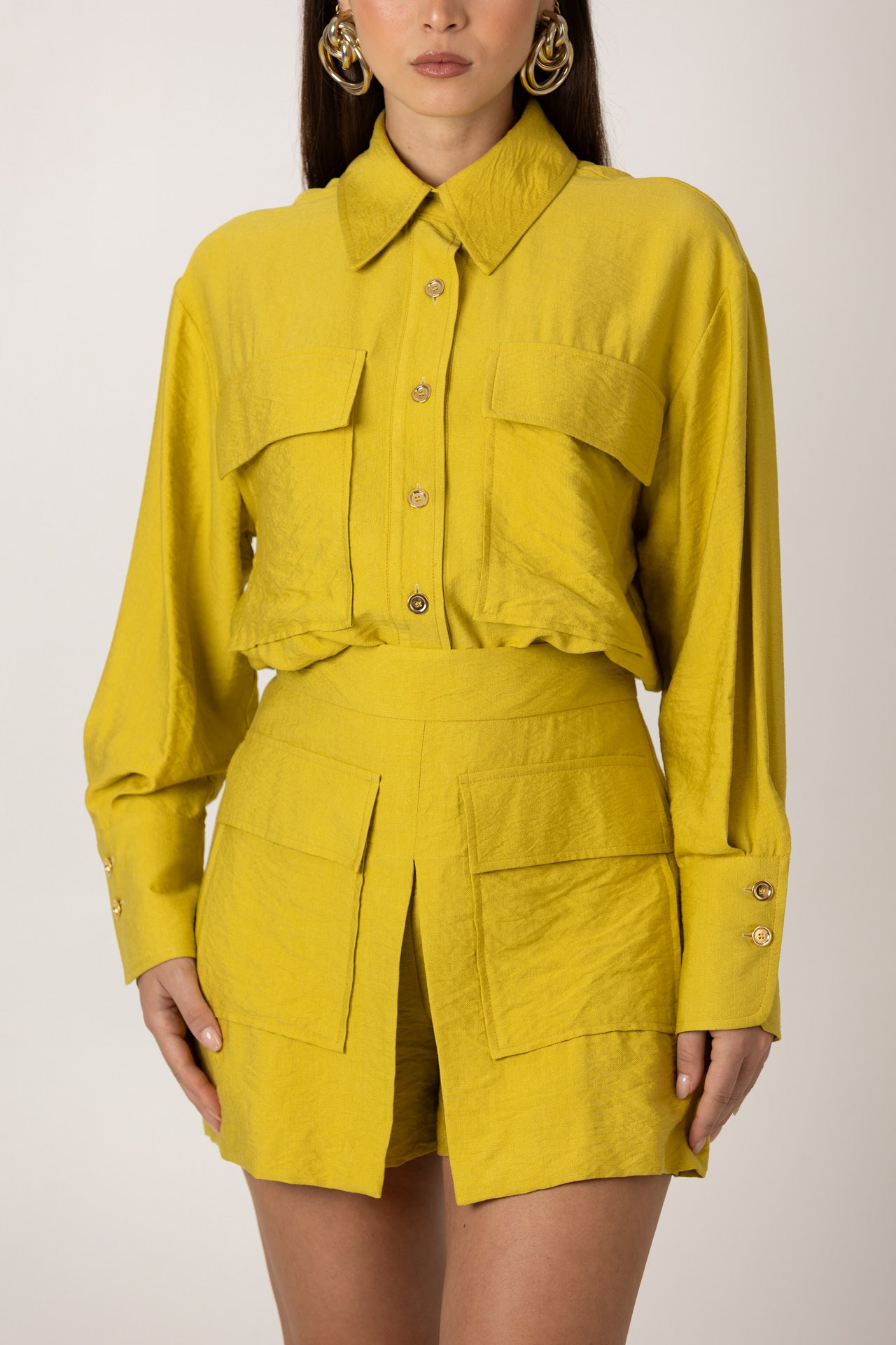 coordenado completo com a camisa safari para um visual sofisticado e funcional