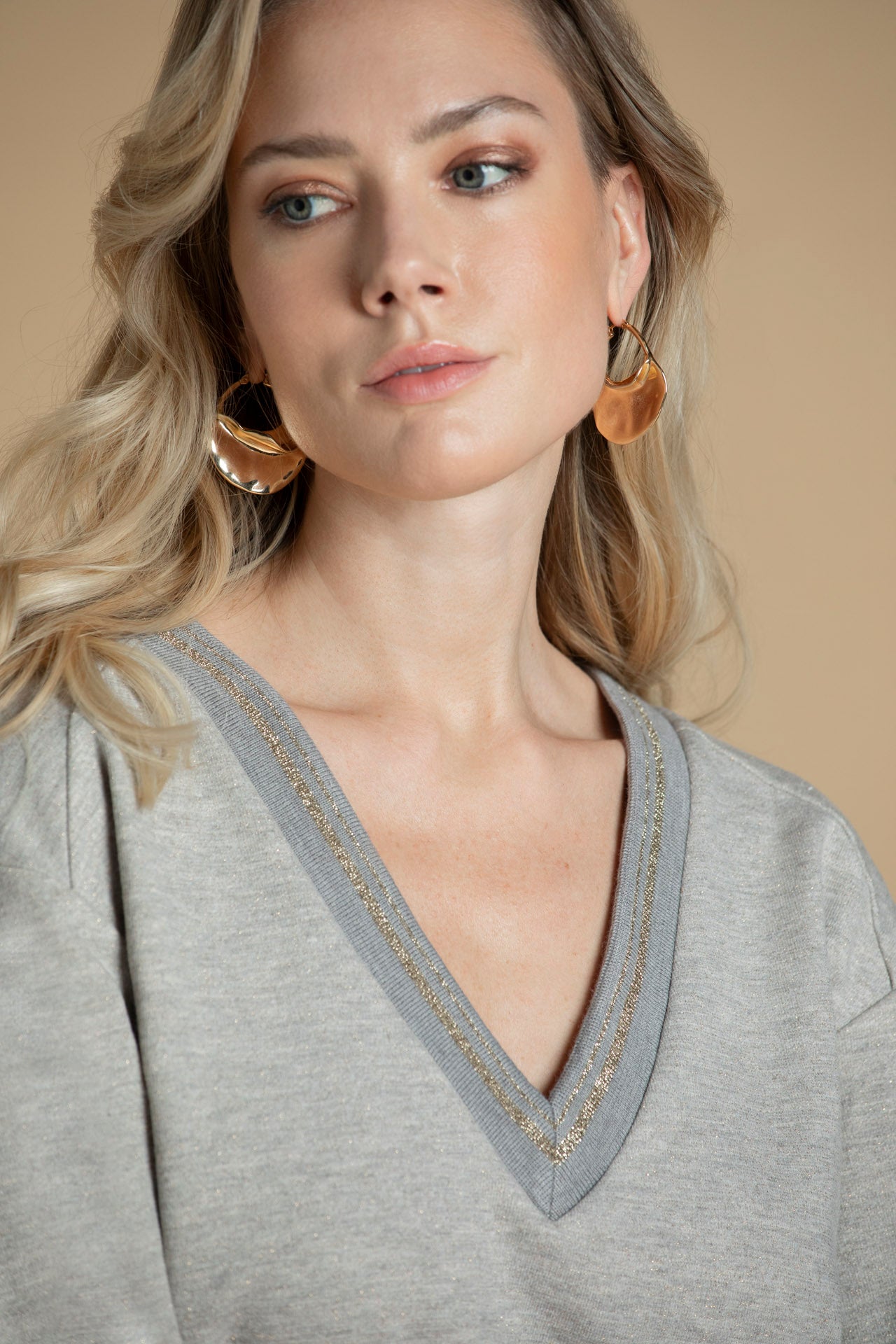 detalhe do decote em V e da textura suave do algodão.