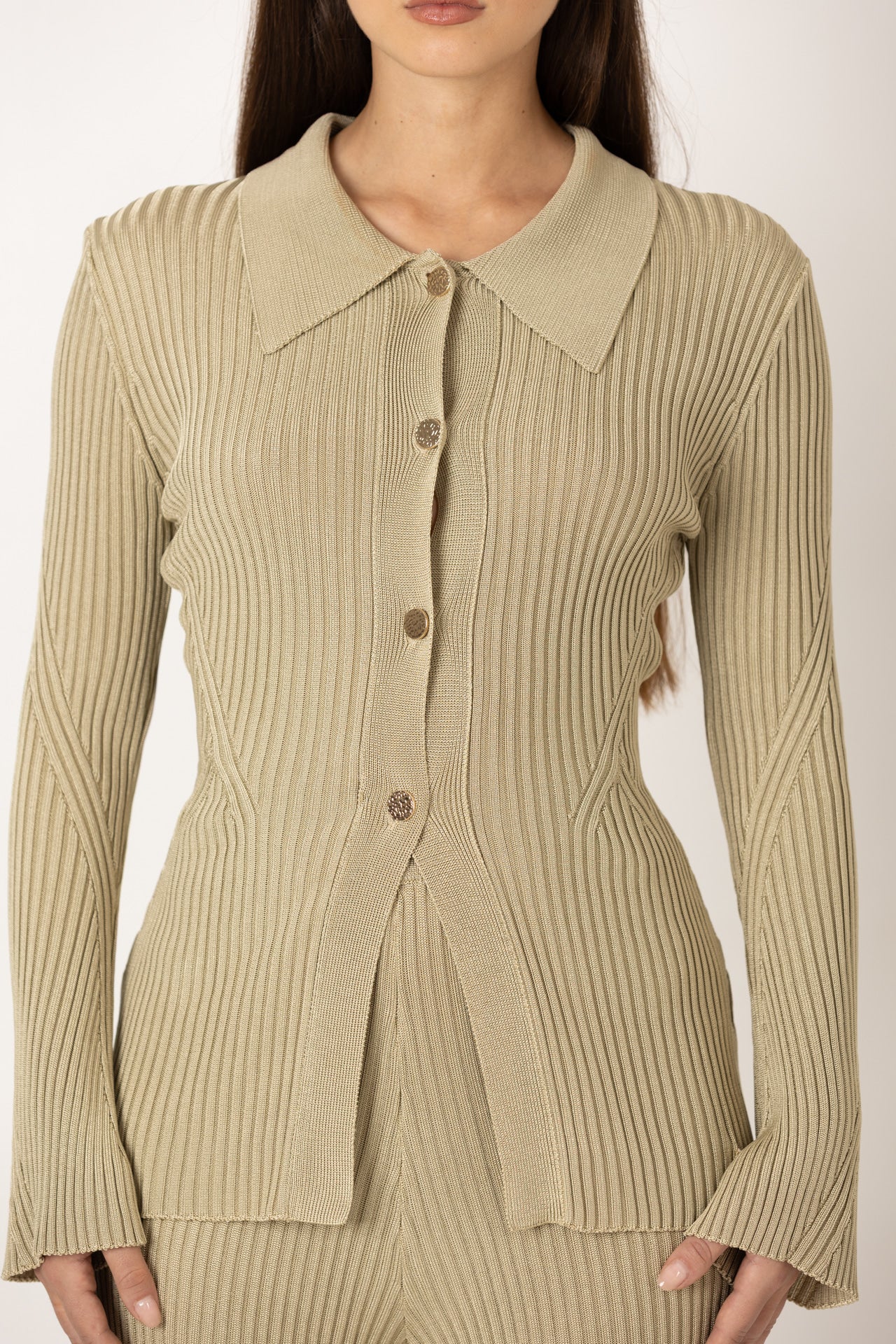 Detalhe da textura canelada no cardigan beige SH x GM.