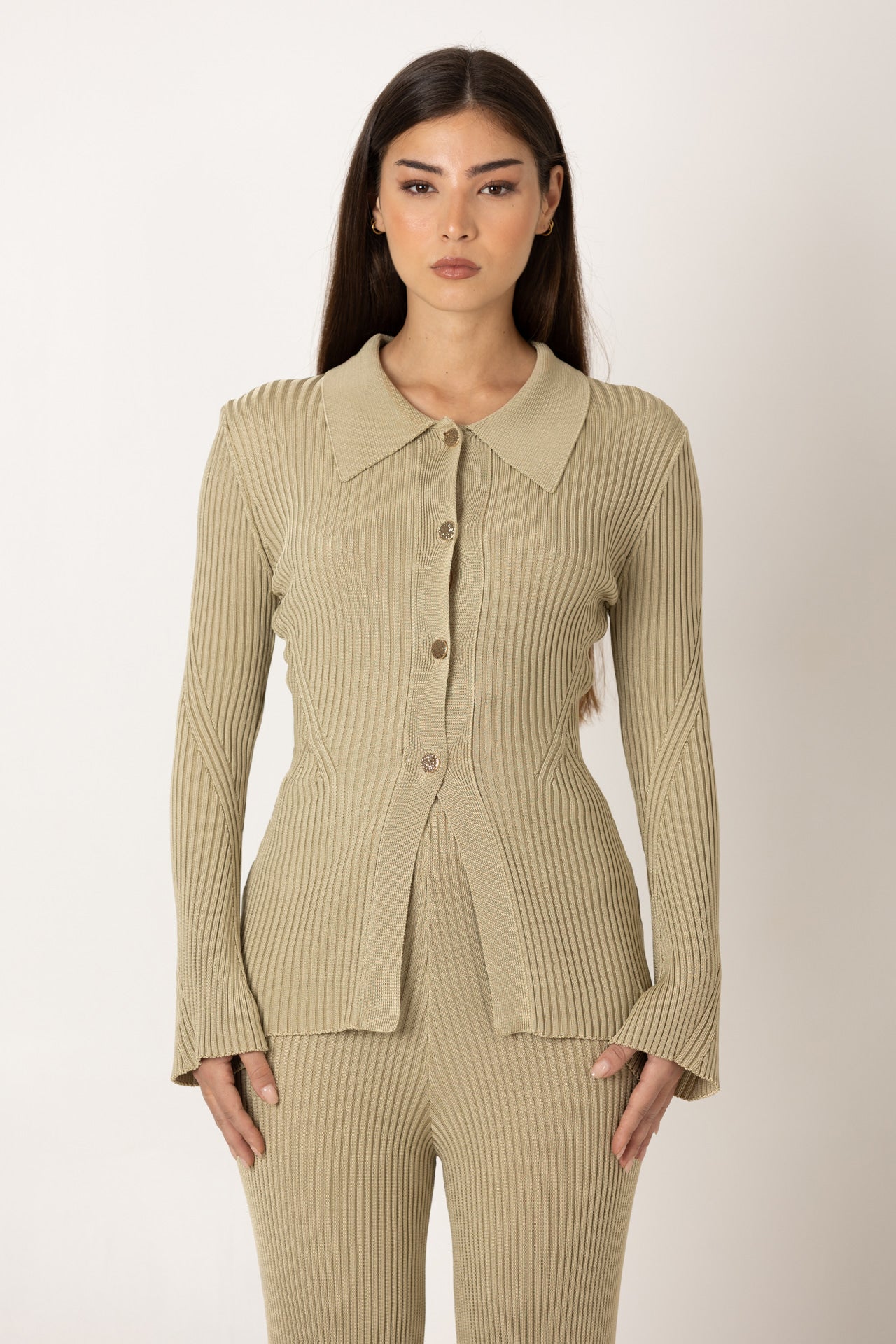 Cardigan de malha polo canelada SH x GM em beige, vista frontal.
