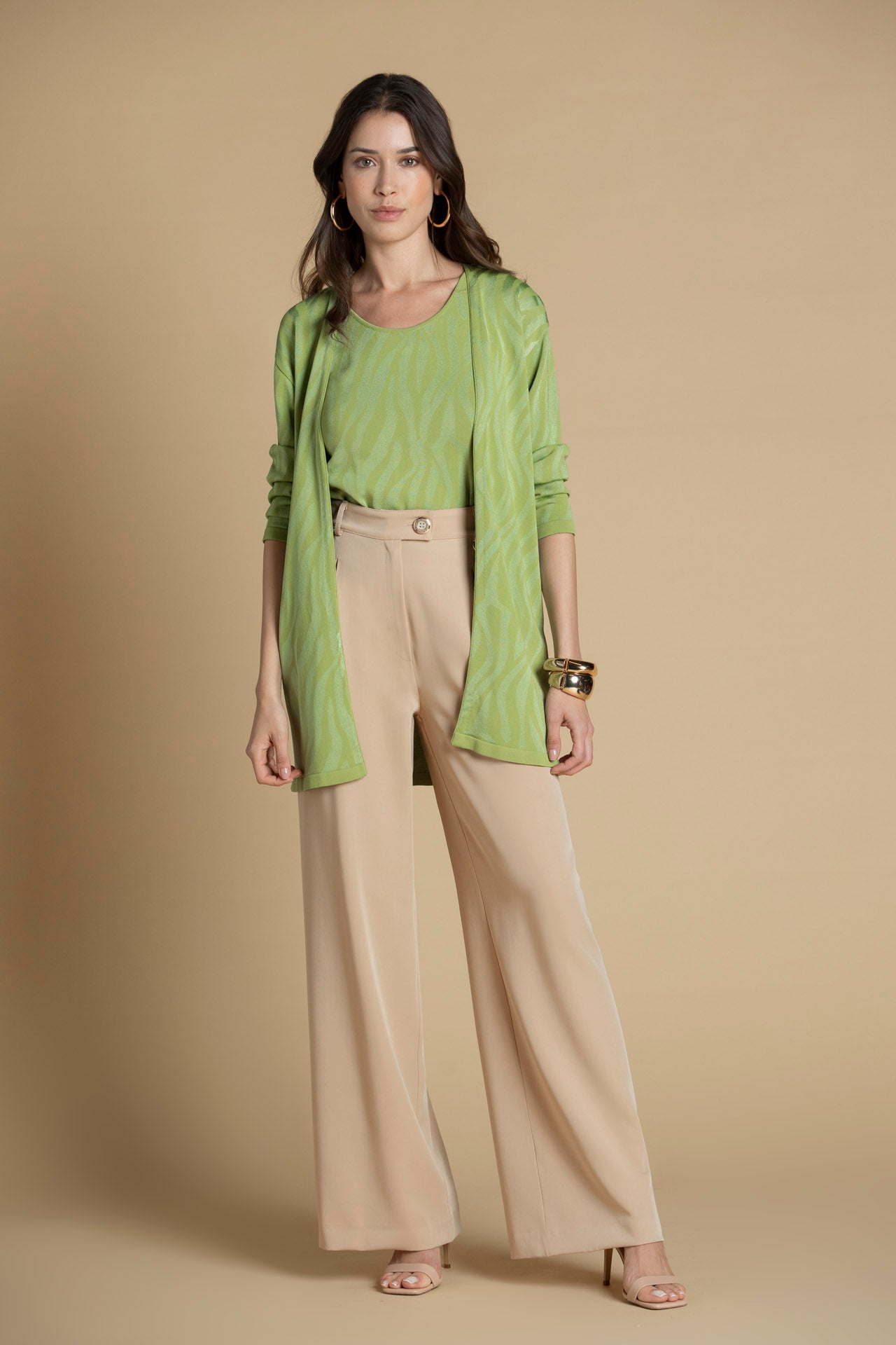 Casaco de malha com estampado animal verde, vista total look.