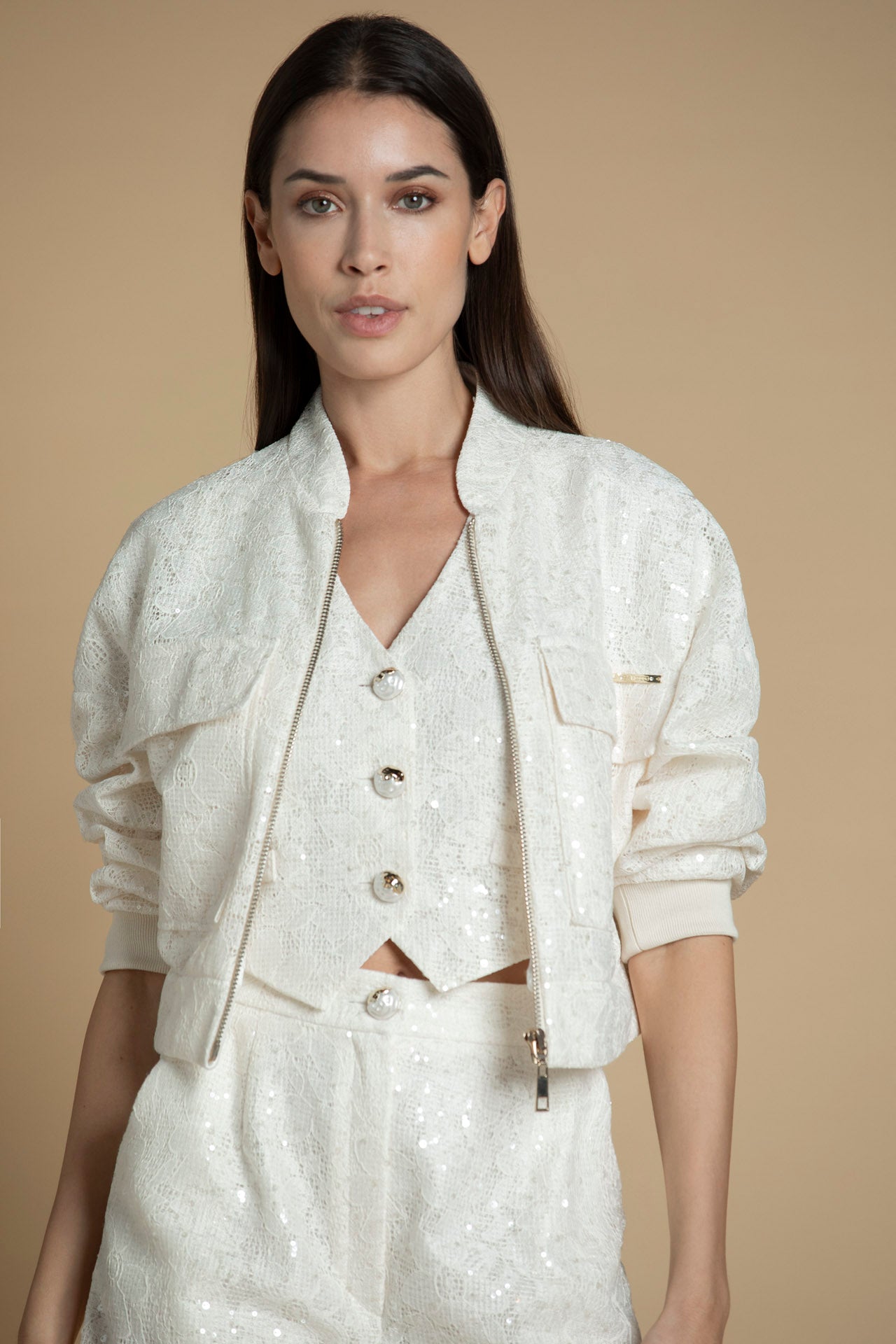 Detalhe dos botões dourados e acabamento do tecido.