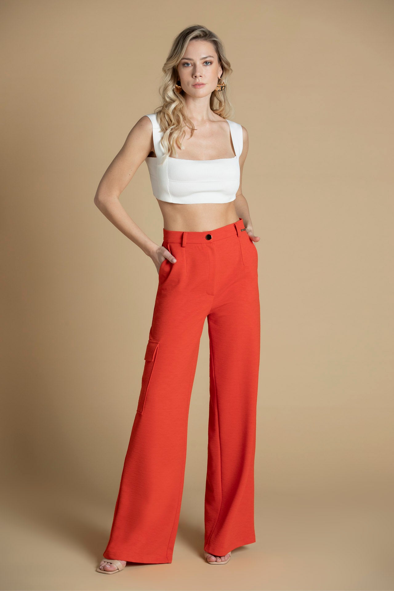Crop top elástico branco com alças largas e design minimalista, ideal para coordenados versáteis.