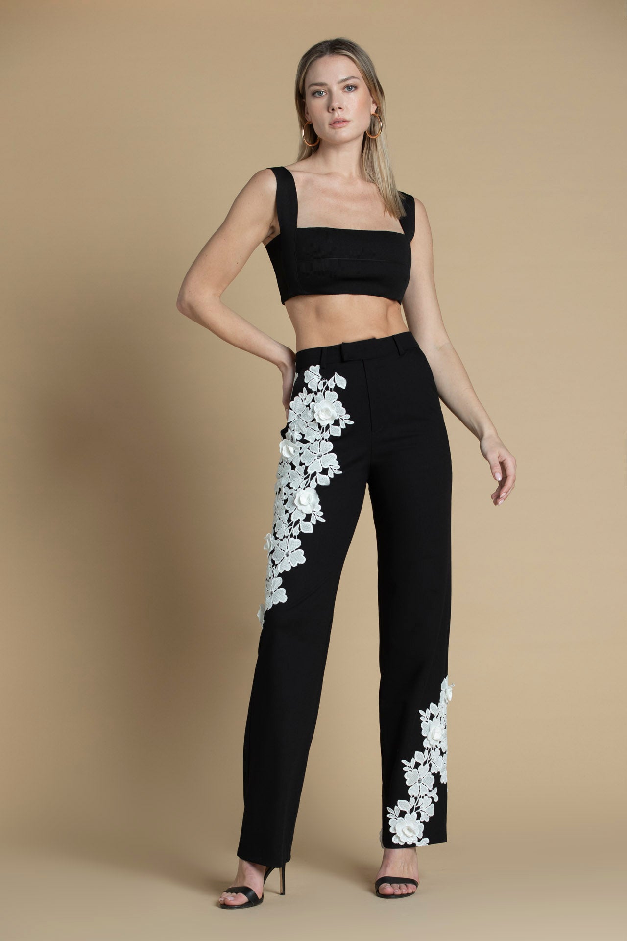 Crop top elástico preto com alças largas e design minimalista, ideal para coordenados versáteis.