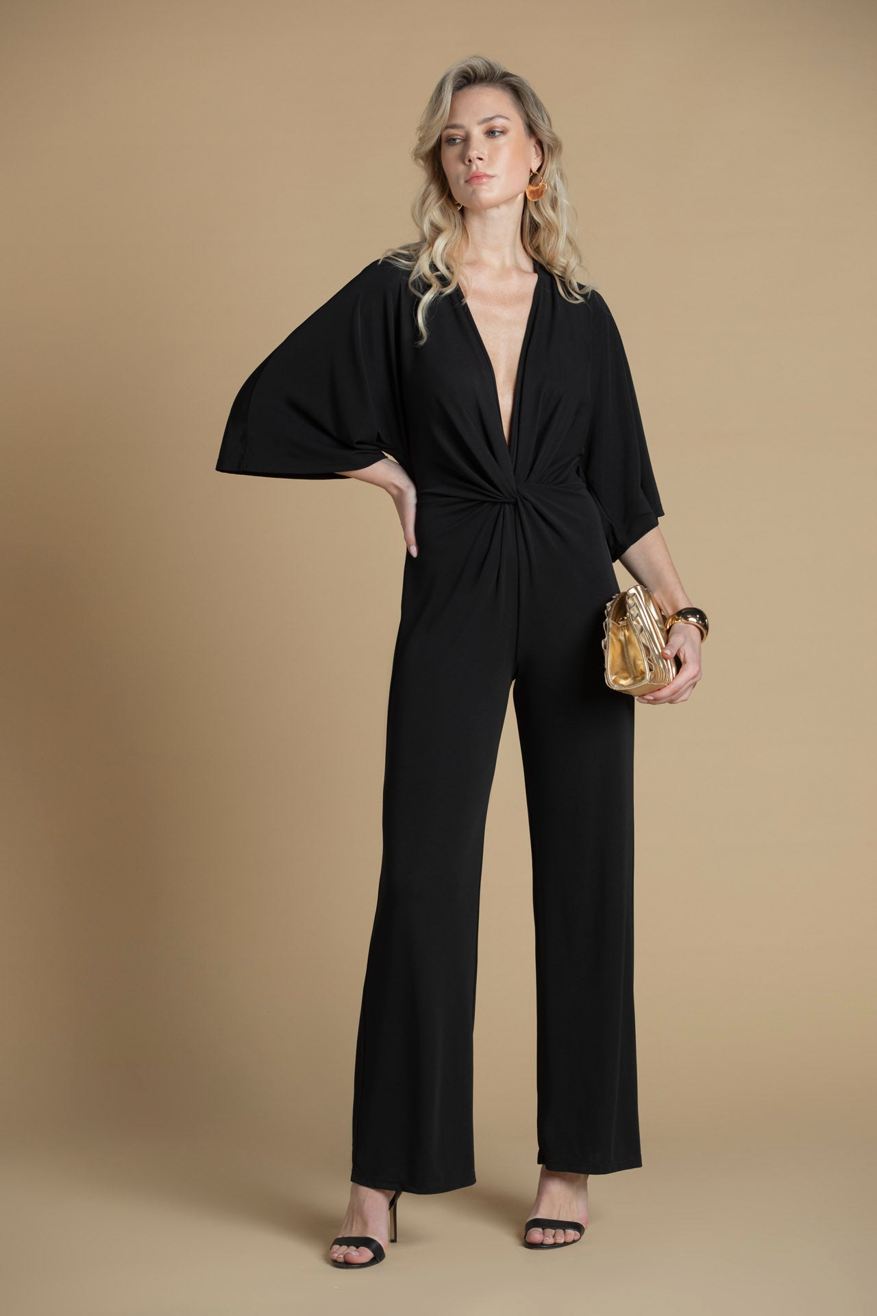 Macacão com nó drapeado, vista frontal, cor preto.