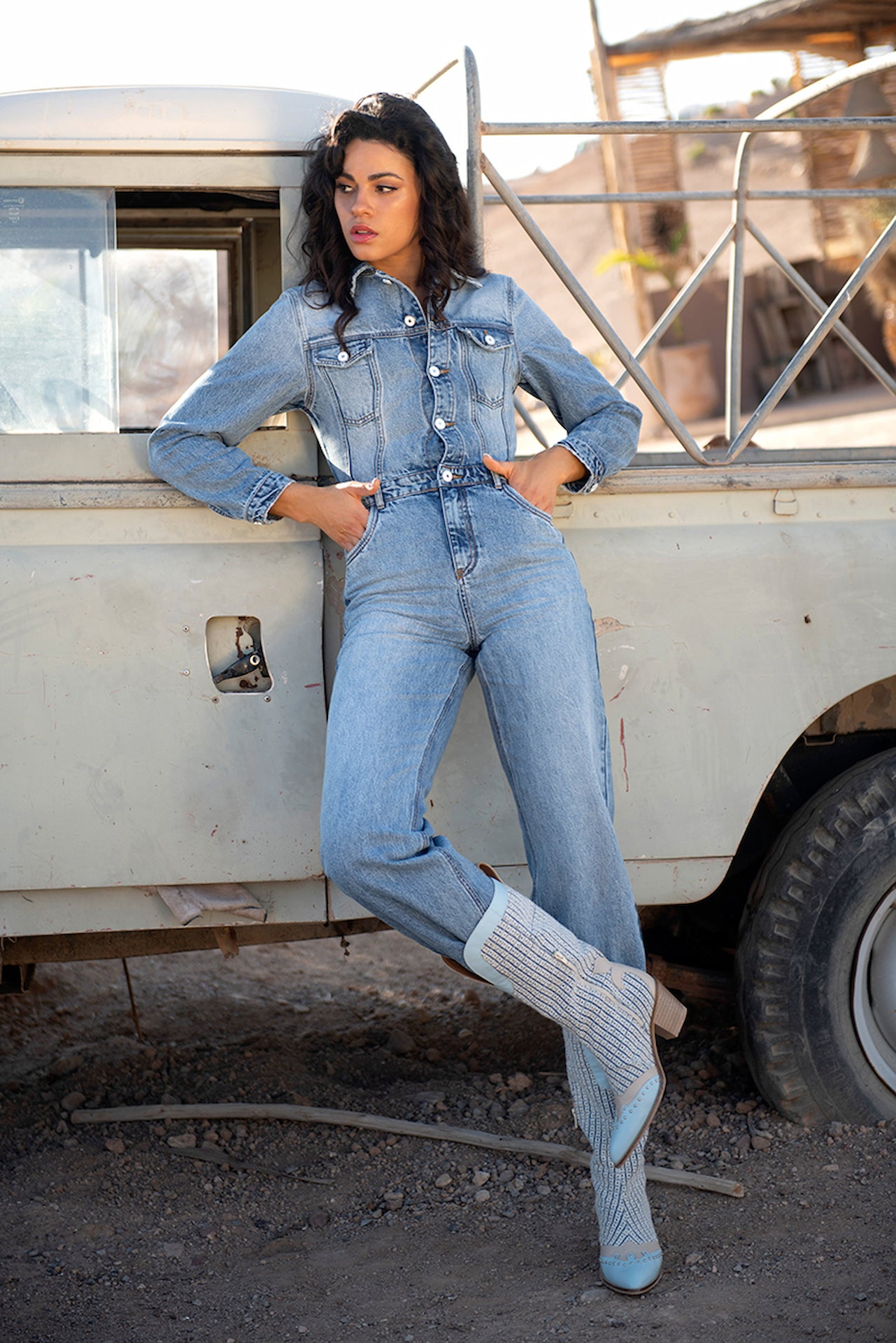 Macacão de ganga de lavagem clara com gola de lapelas e manga comprida da coleção SS24 da SAHOCO
