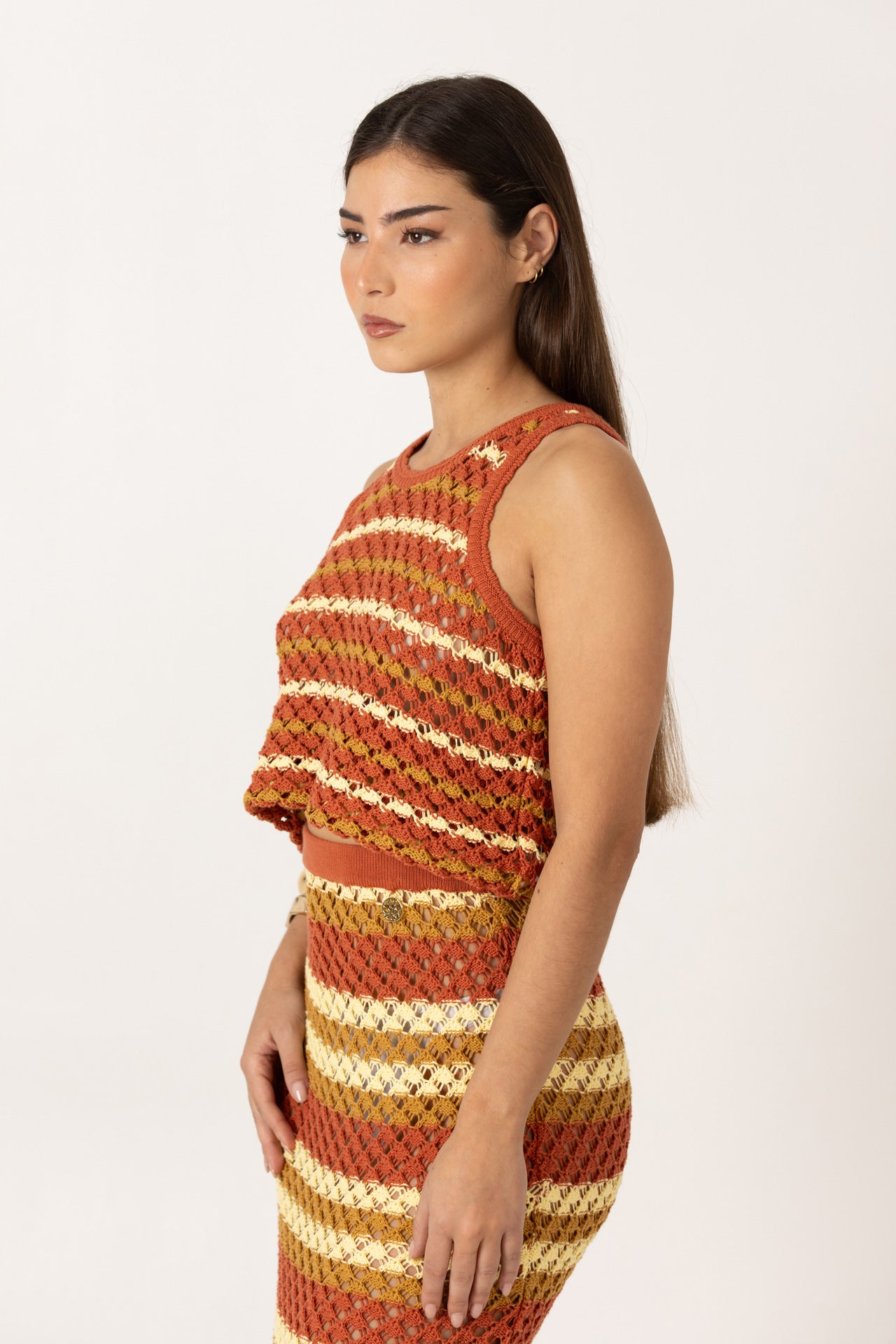 Saia de crochê multicolor SH x GM na cor rust vista lateral.