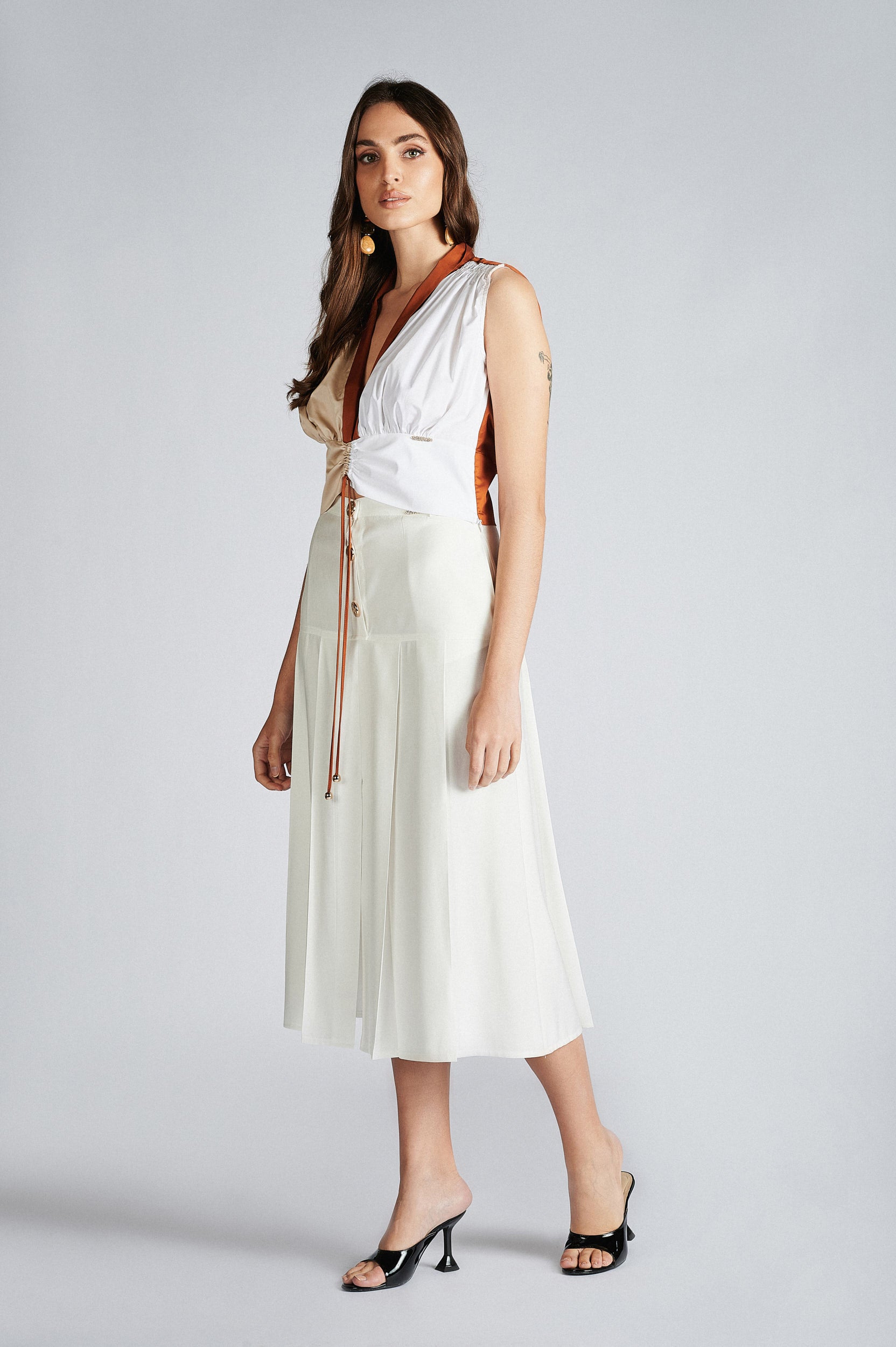 Saia mídi com pregas