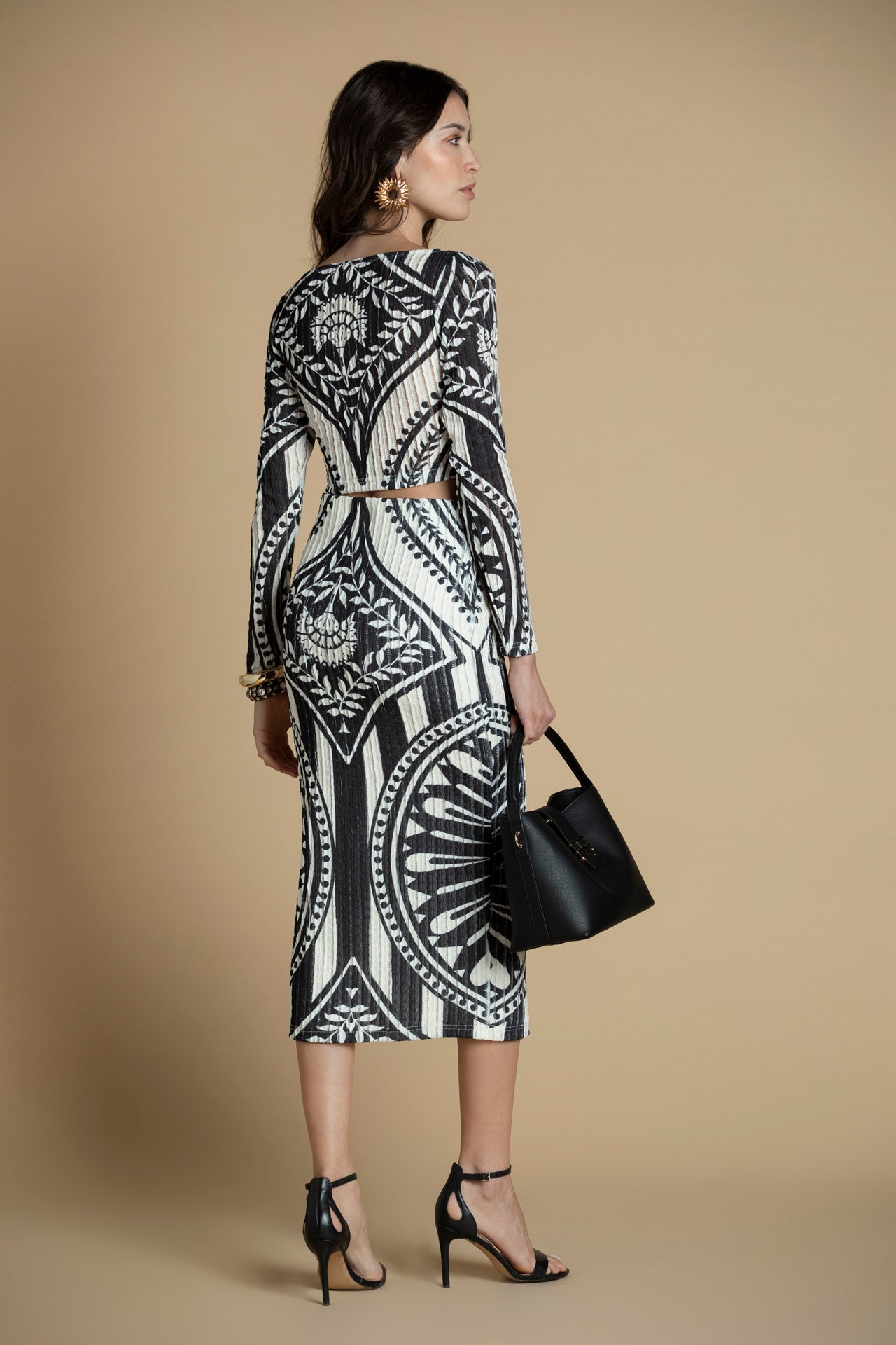 vista traseira da saia a evidenciar o caimento e o padrão