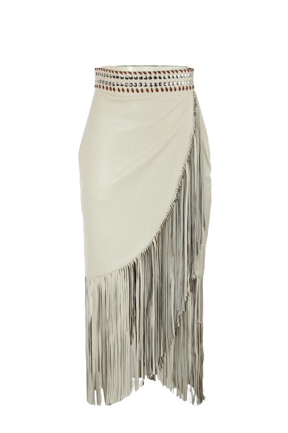 vista frontal da saia midi em pele com franjas e detalhe entrelaçado na cintura