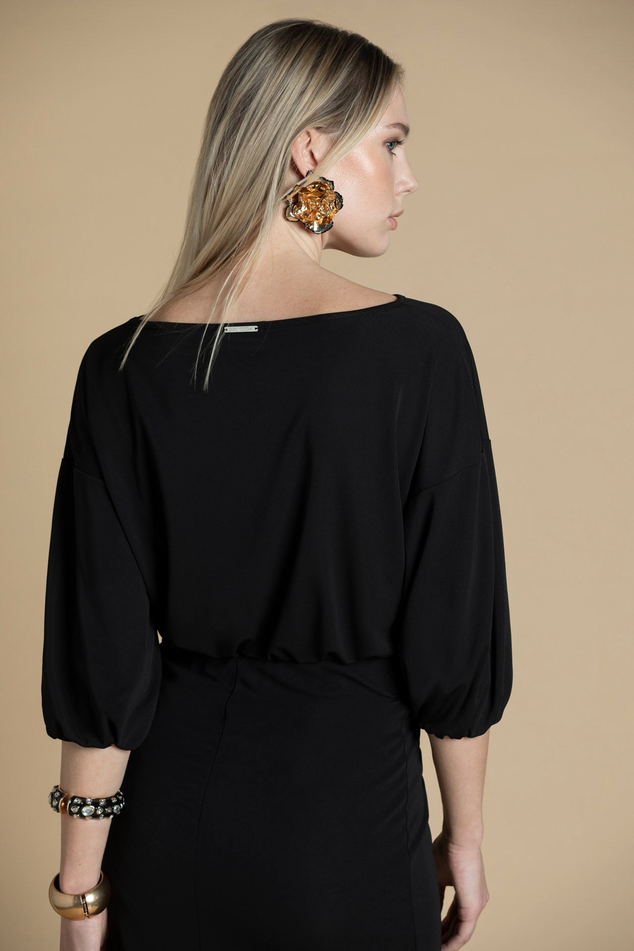 vista das costas do top cropped a mostrar o corte fluido