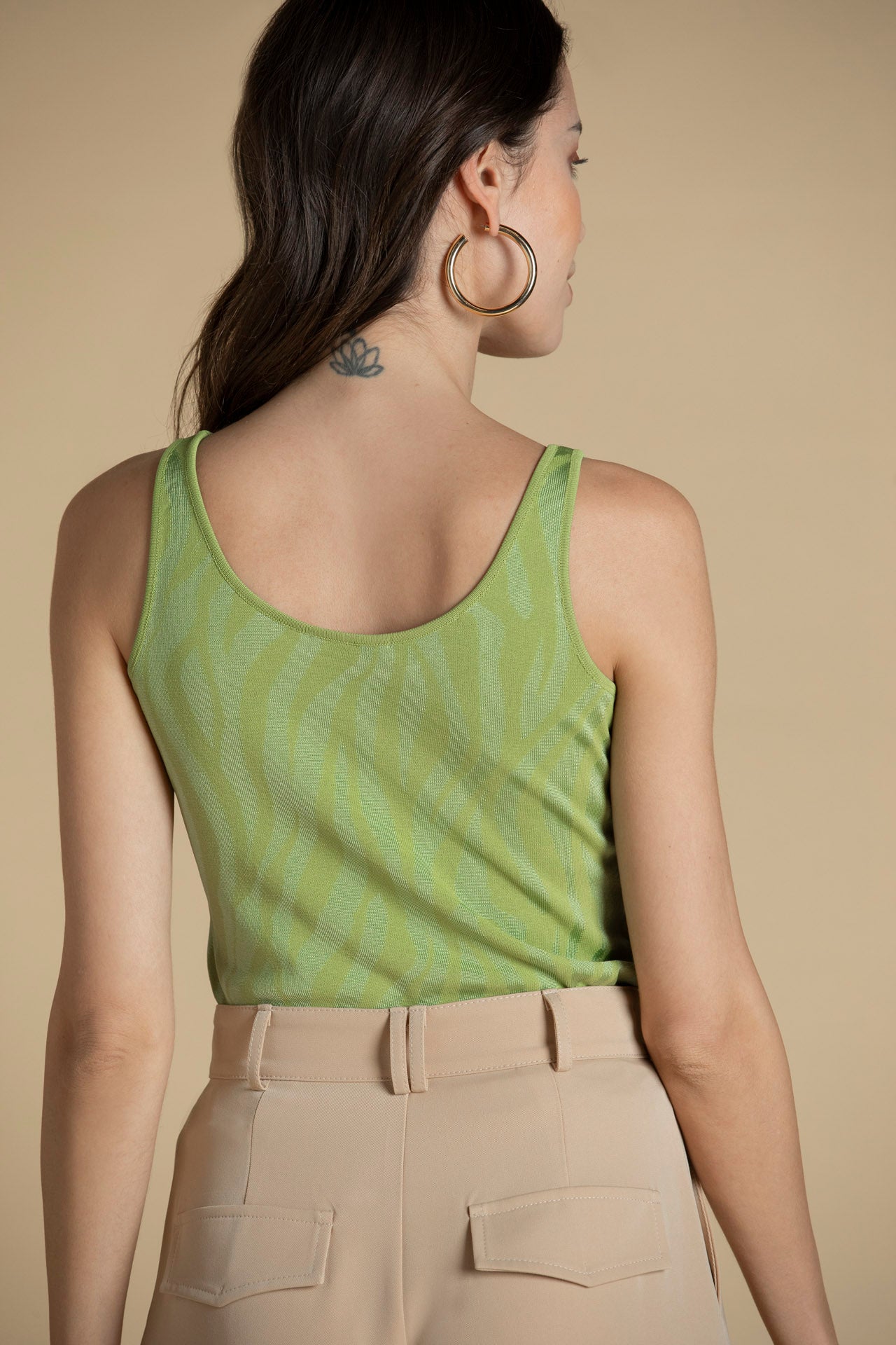 Top de malha com estampado animal verde, vista das costas.