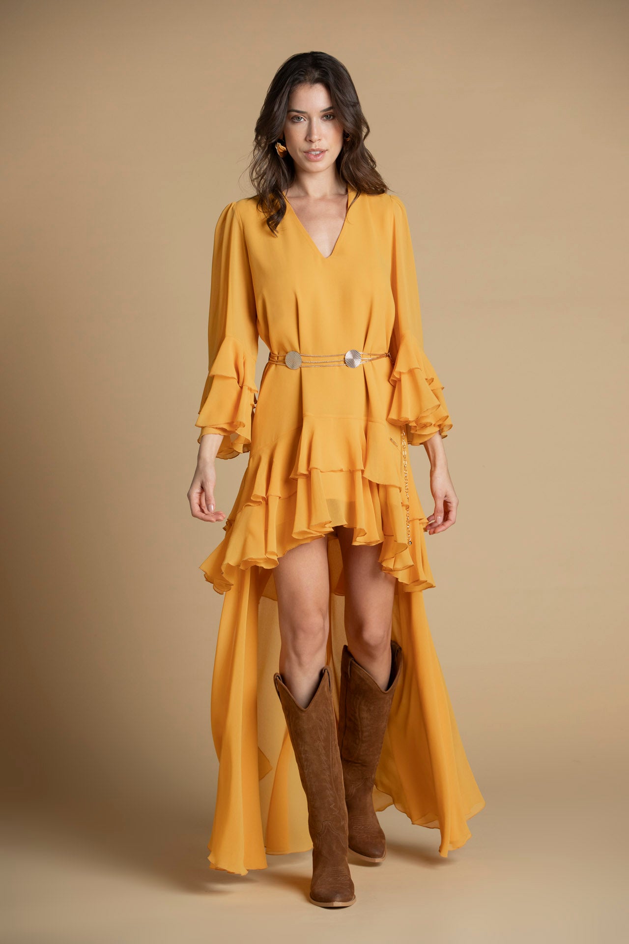 frente do vestido amarelo com decote em bico e folhos subtis

