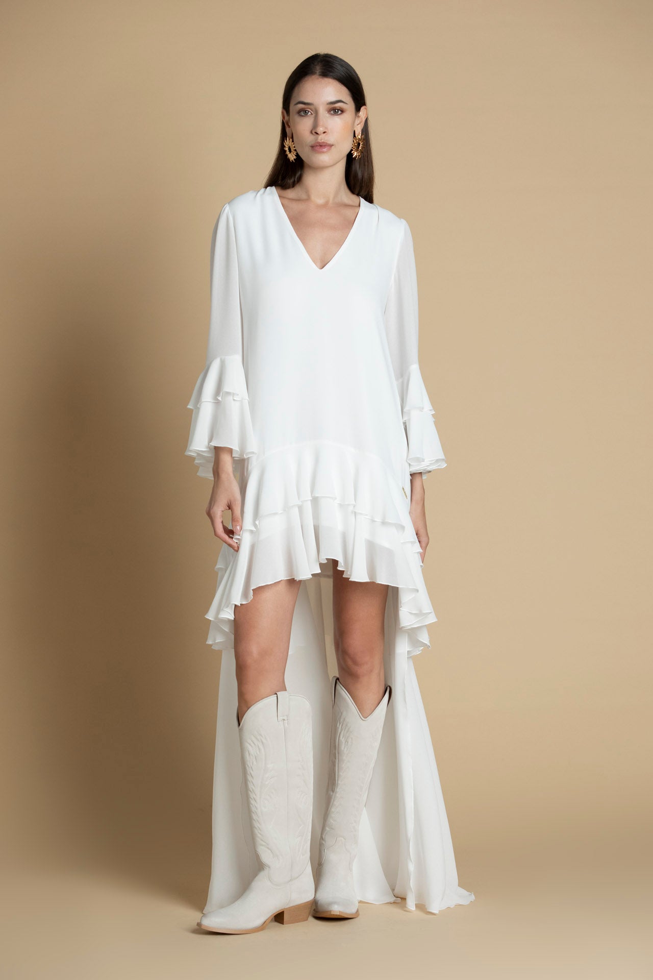 vista frontal do vestido assimétrico com folhos em branco