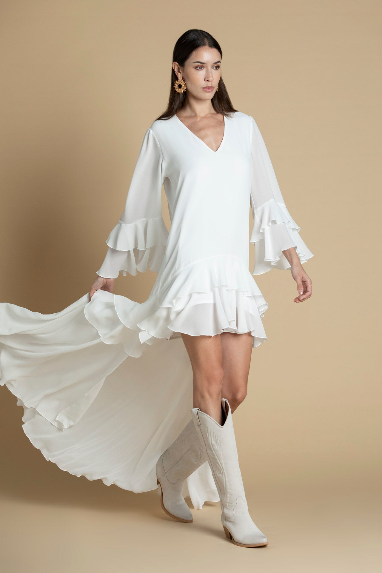 vista lateral do vestido branco com bainha assimétrica