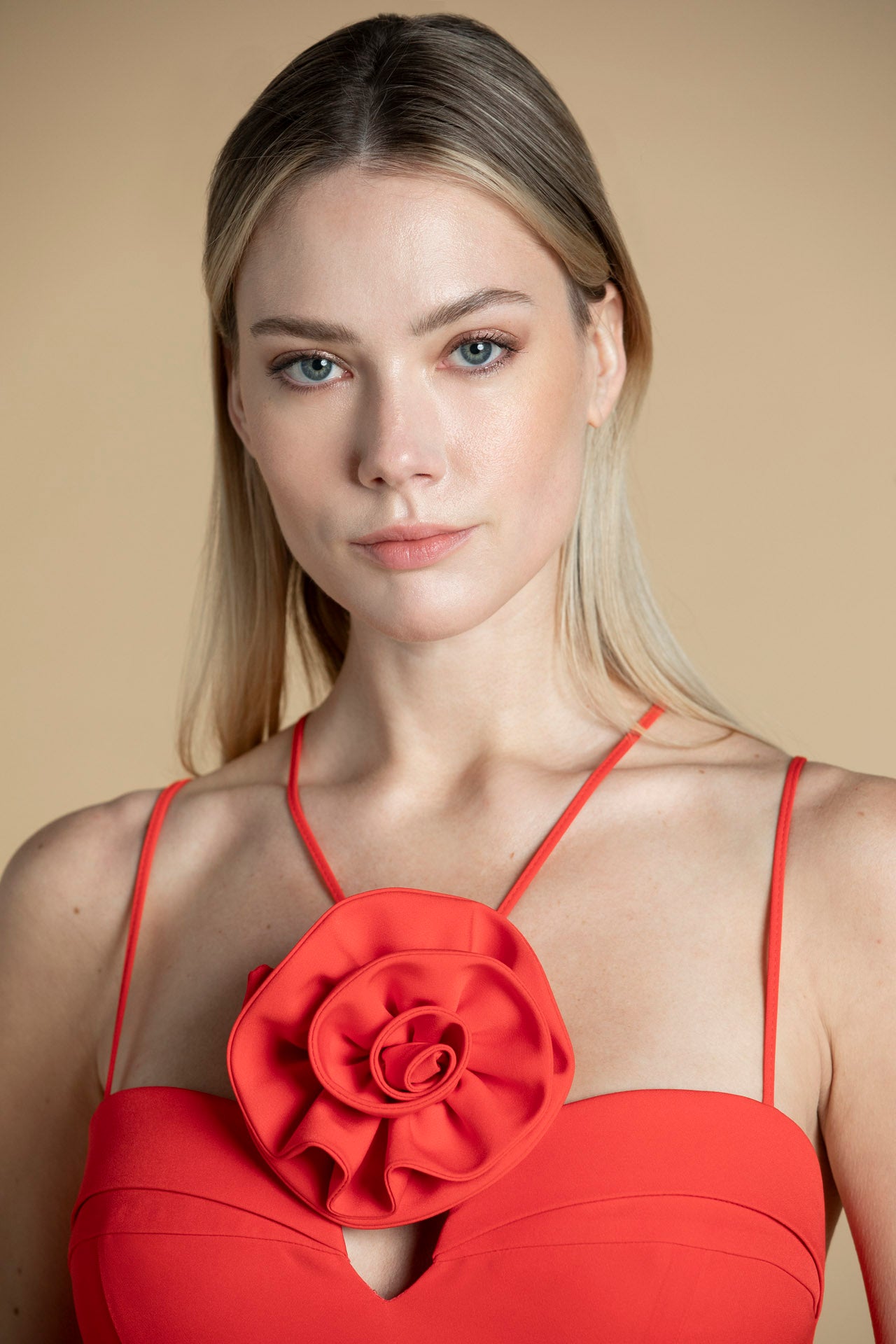 detalhe da flor escultural em tecido no vestido vermelho