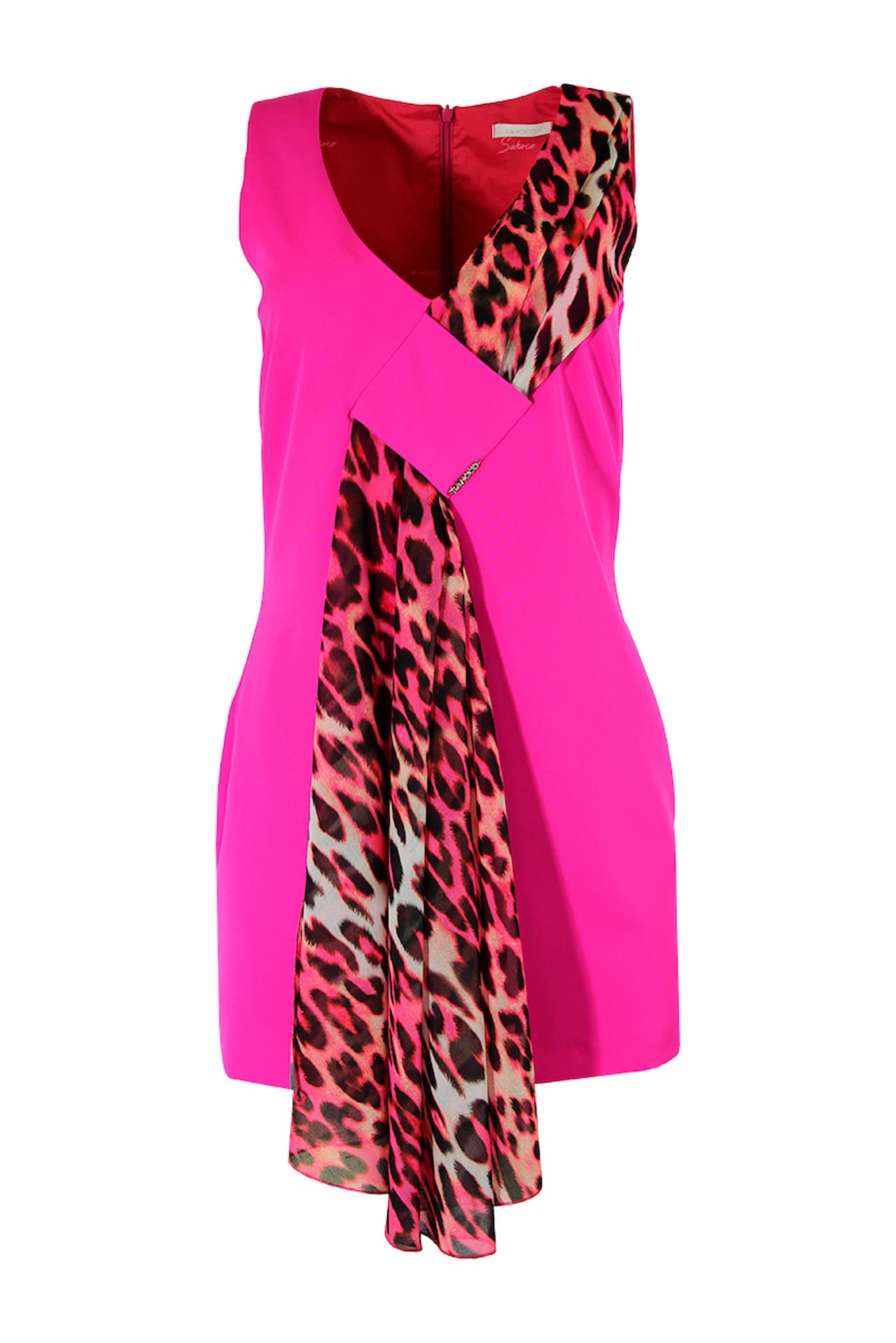 Vista costas de vestido curto rosa com corte A e fecho de correr oculto. Modelo usa o tamanho S.
