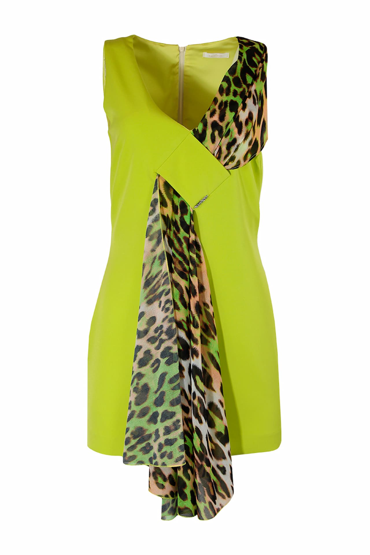 Modelo a usar vestido curto em corte A com decote em V e detalhe cruzado em tecido Animal Print. Vestido com fecho de correr oculto nas costas. Tamanho S.