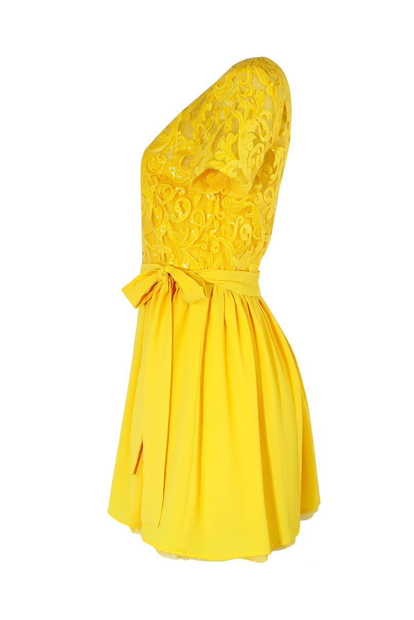 Vestido curto com tule bordado