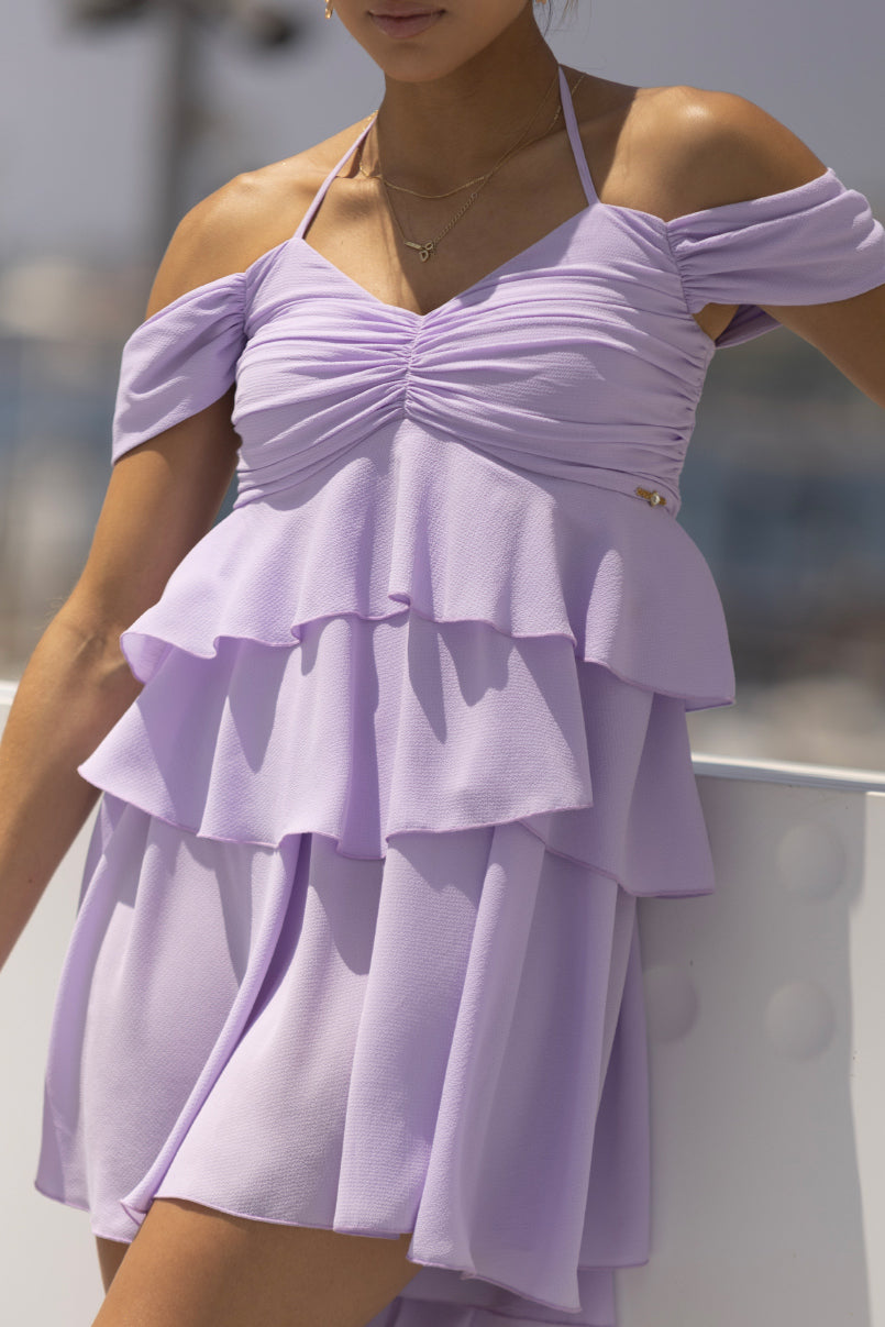 Vestido curto folhos