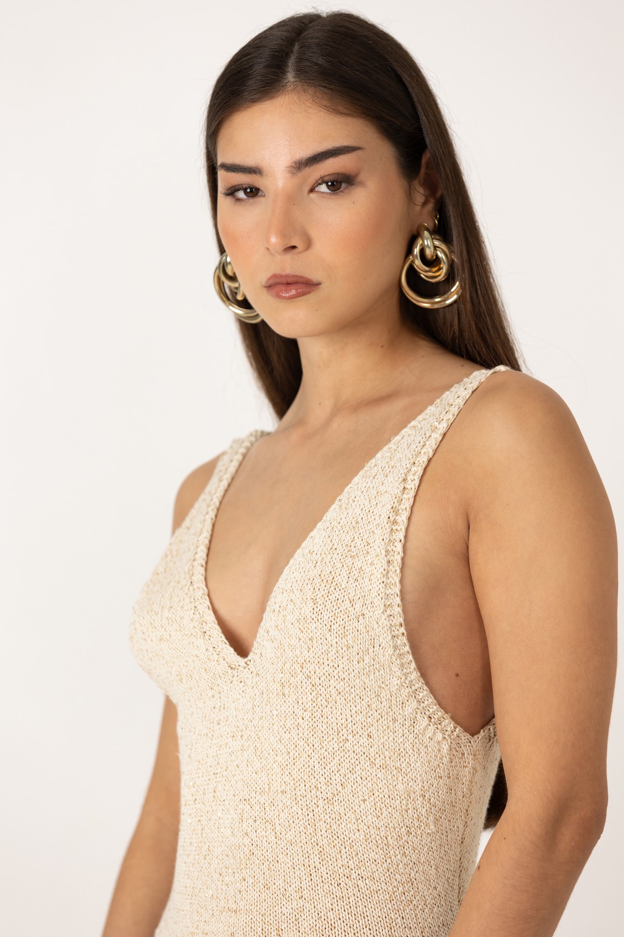 Textura canelada do vestido midi beige SH x GM, detalhe em foco.