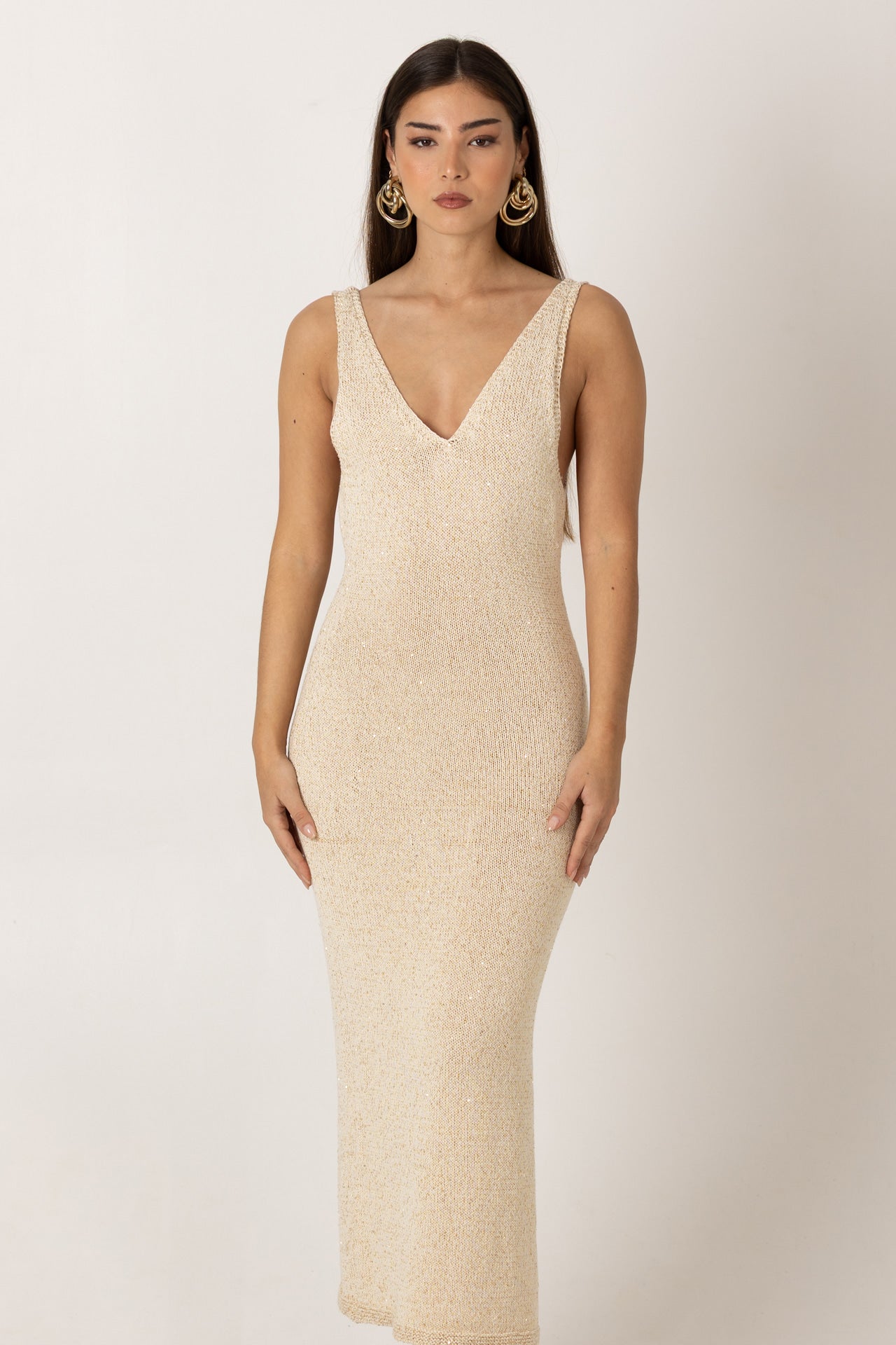Vestido midi de malha SH x GM em beige, vista frontal.


