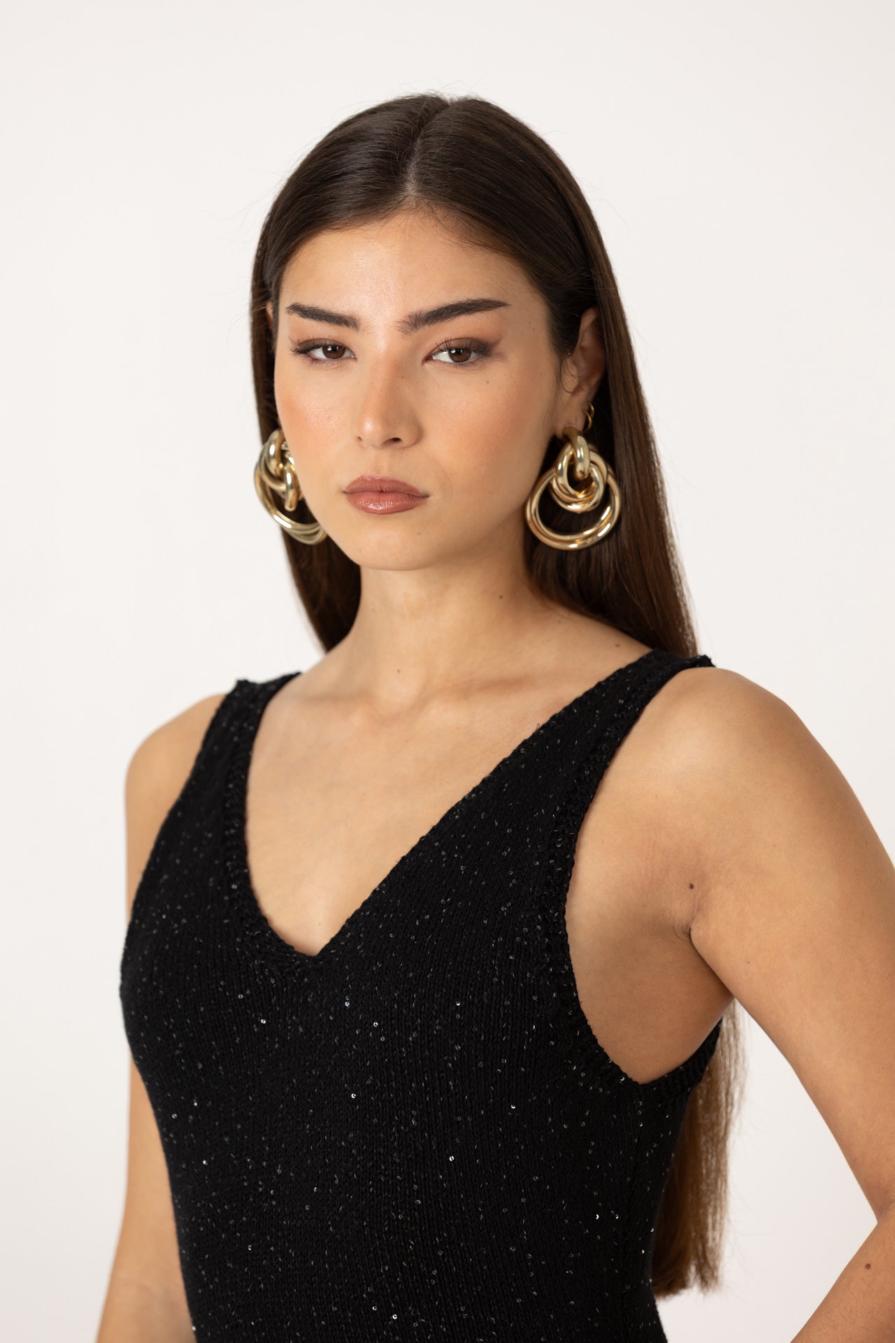 Close-up da textura do vestido midi preto SH x GM em malha.