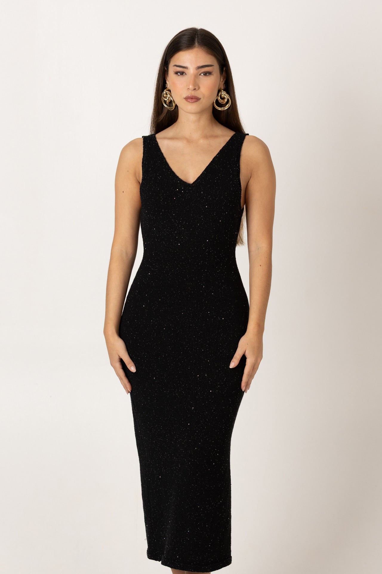 Vestido midi de malha SH x GM em preto, vista frontal.

