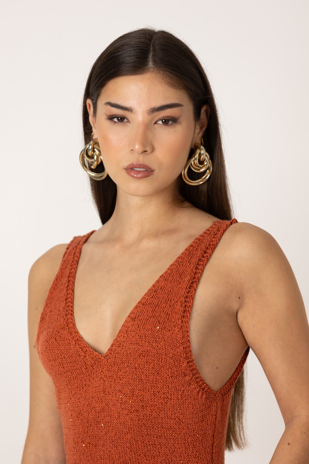 Detalhe da textura em malha do vestido midi rusty SH x GM.

