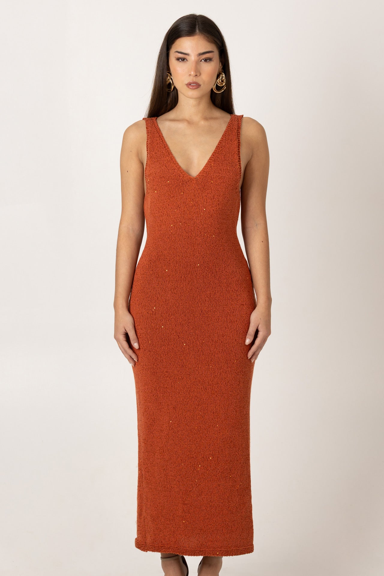 Vestido midi de malha SH x GM em tom rusty, vista frontal.