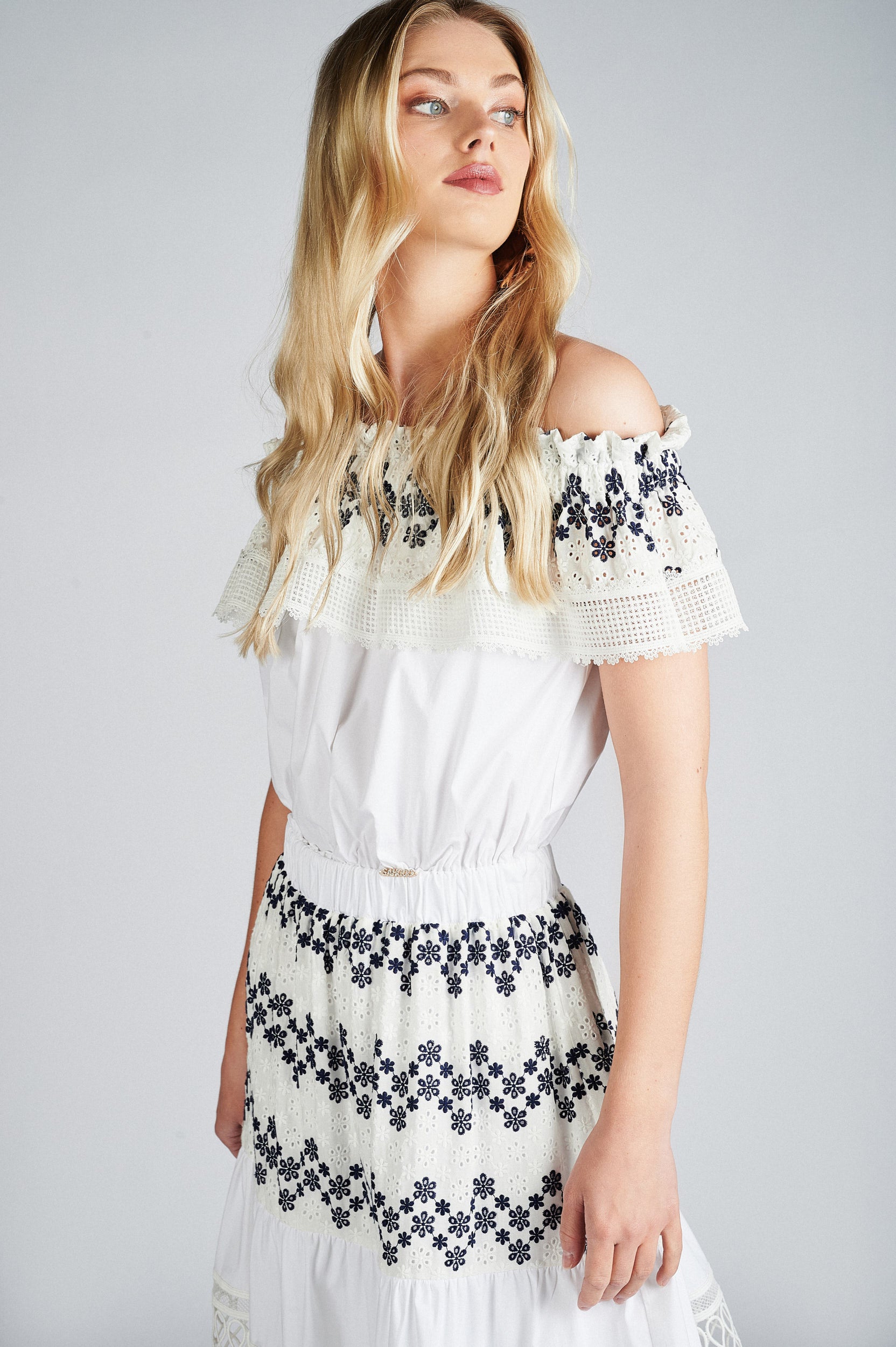 Vestido rendado decote reto