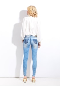 Pantalones ajustados con bolsillos en contraste