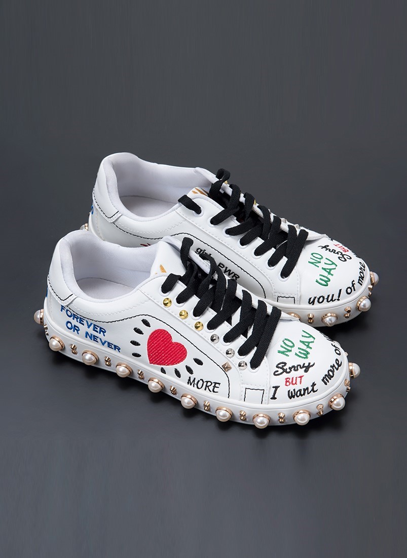 Sneaker with Sahoco embroideries