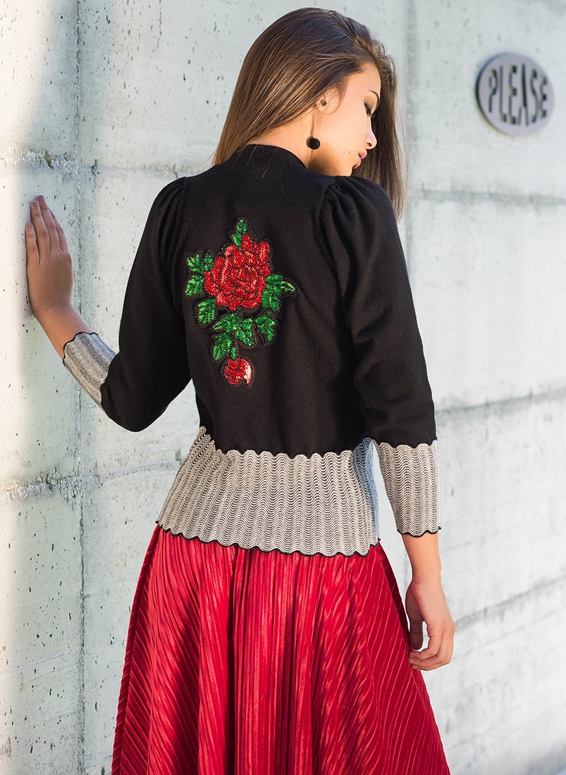 Tricot coat with embroidery