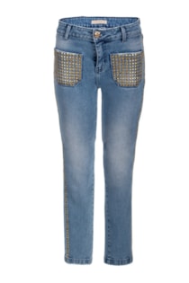 Pantalones ajustados con tachuelas en bolsillos