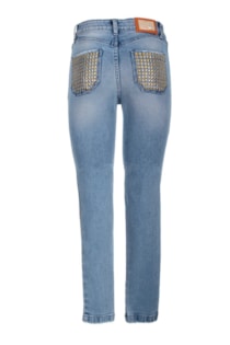Pantalones ajustados con tachuelas en bolsillos