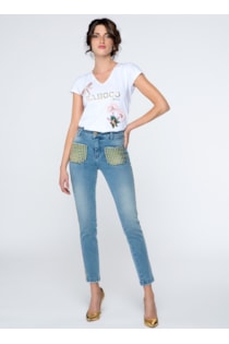 Pantalones ajustados con tachuelas en bolsillos
