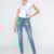 Pantalones ajustados con tachuelas en bolsillos
