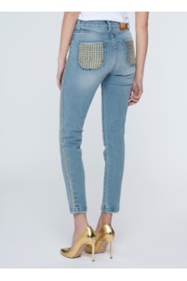 Pantalones ajustados con tachuelas en bolsillos