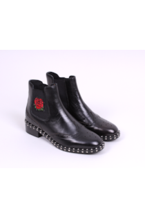 Botins com tachas