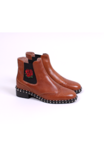 Botins com tachas
